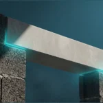 عتبة باب خرسانية متينة فوق جدارين من البلوك البركاني مع إضاءة زرقاء.