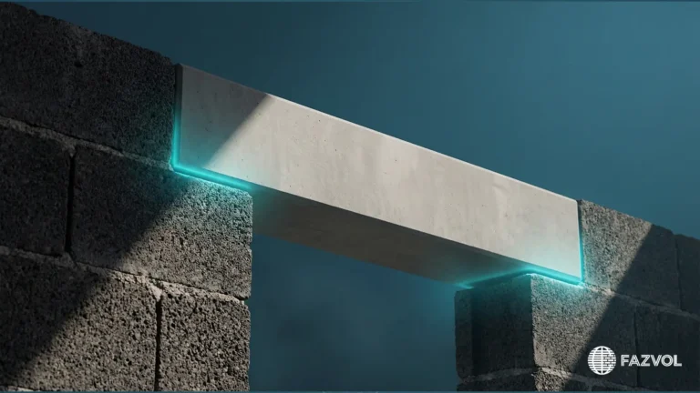 عتبة باب خرسانية متينة فوق جدارين من البلوك البركاني مع إضاءة زرقاء.